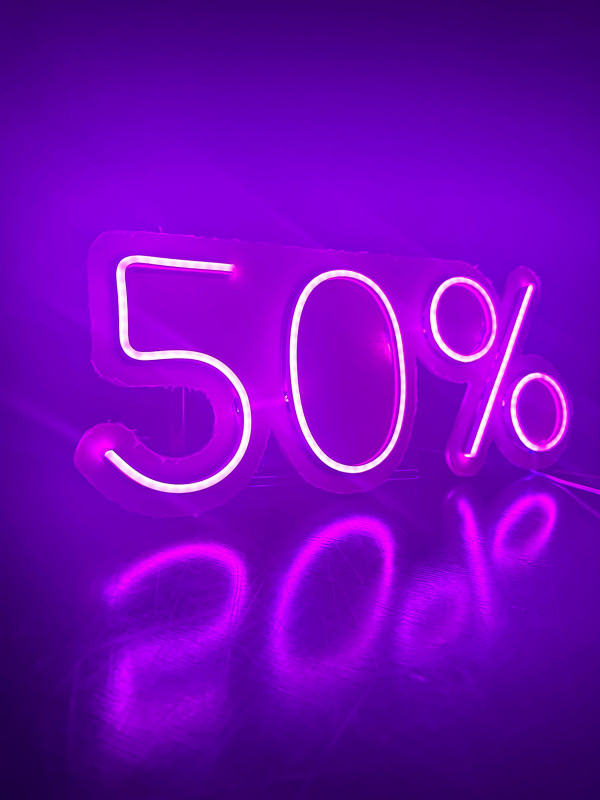 Неоновая вывеска "50%"