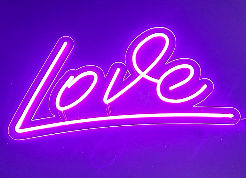 Неоновая вывеска "LOVE"